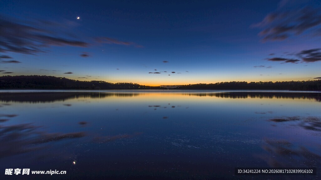 宁静湖畔的绝美黄昏夜景