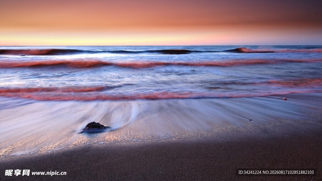夕阳下的海滩浪漫景致