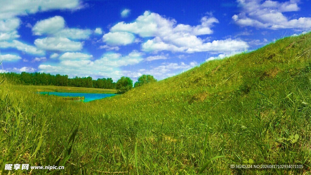 草原湖泊蓝天美景