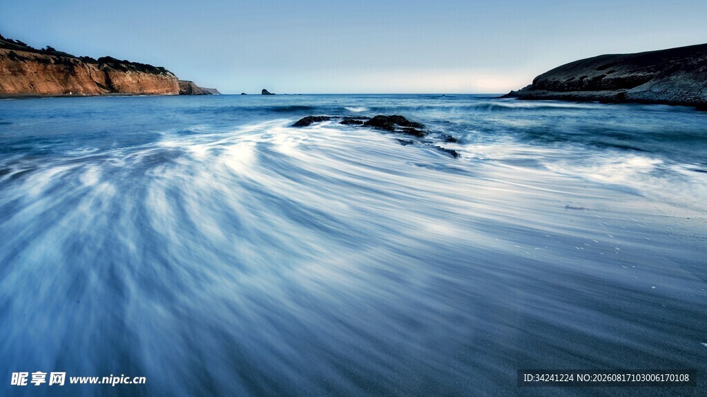 蓝色海浪拍打海岸线