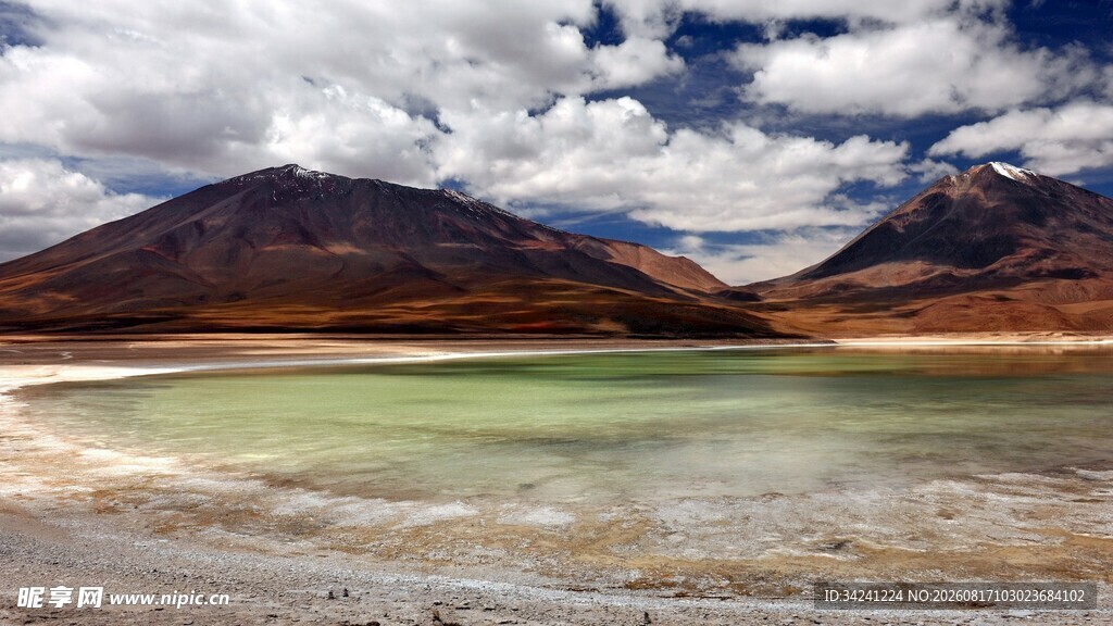 高原湖泊美景