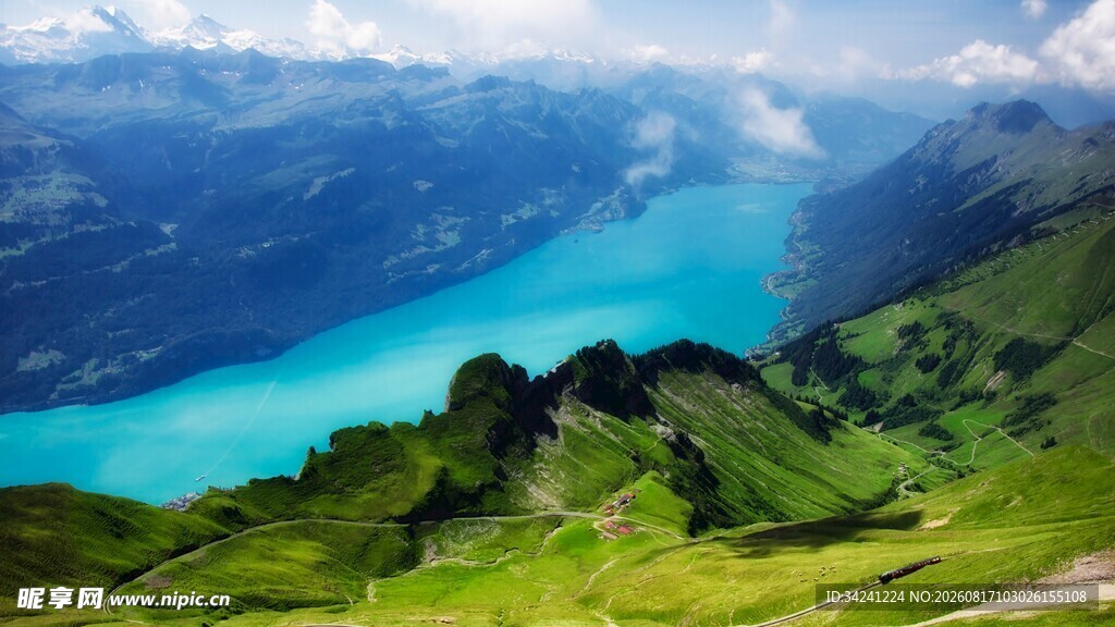 高山湖畔美景