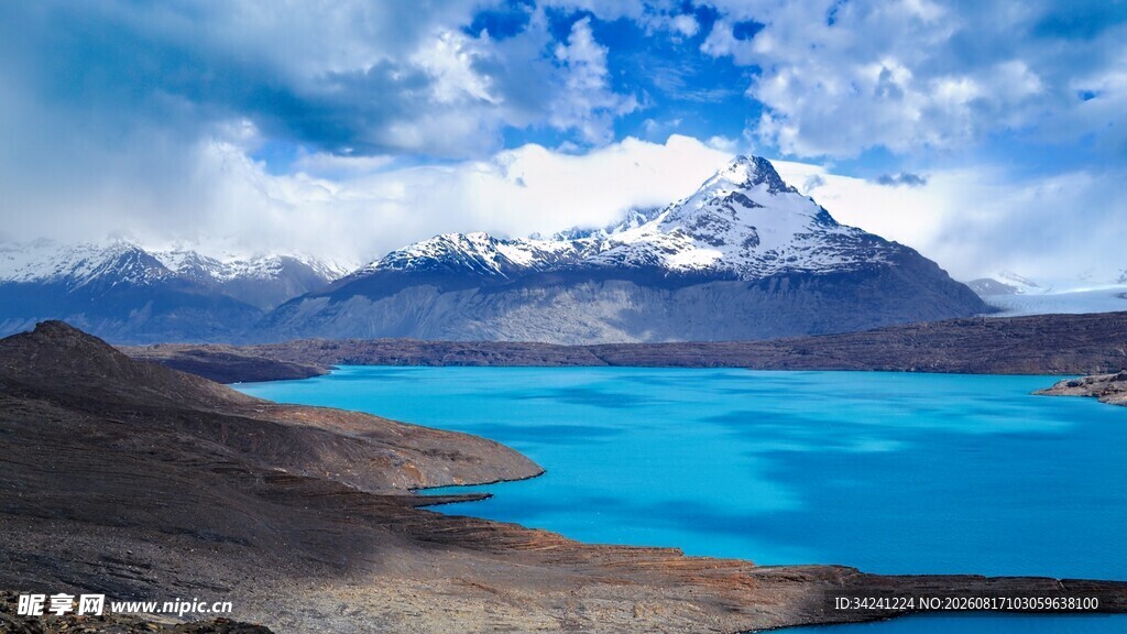 雪山下的蓝色湖泊美景