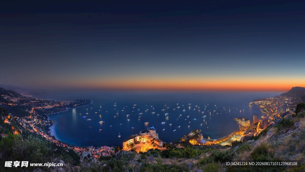 海边夜景璀璨灯火映暮色