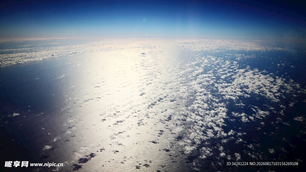 高空俯瞰云海壮丽景象