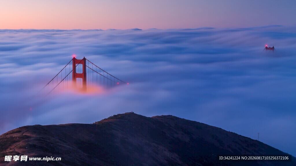 云雾中的金门大桥美景