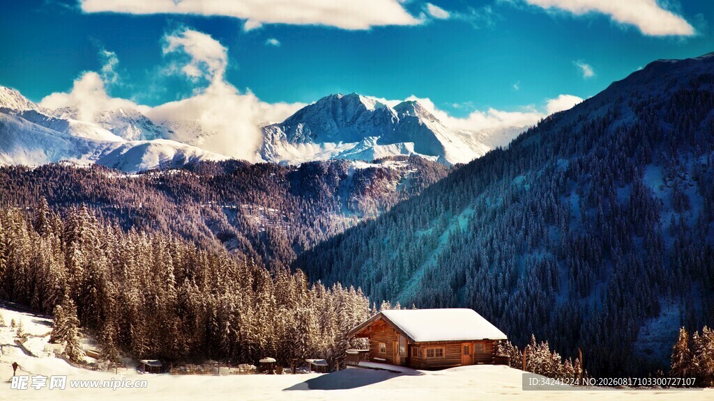 雪山下的静谧小屋
