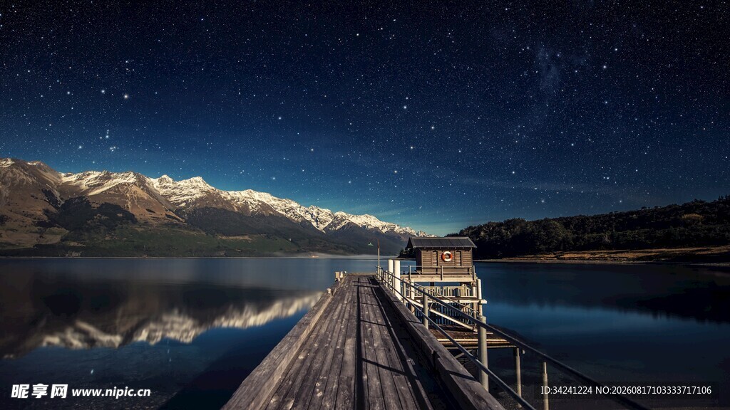 湖畔栈桥夜景星空映雪山