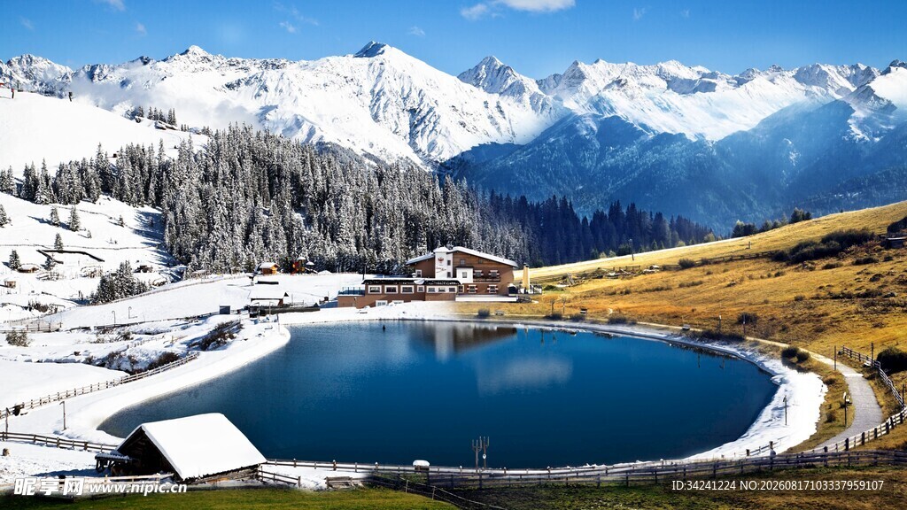 雪山下的静谧湖泊美景