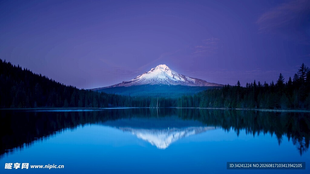静谧湖景中的富士山倒影