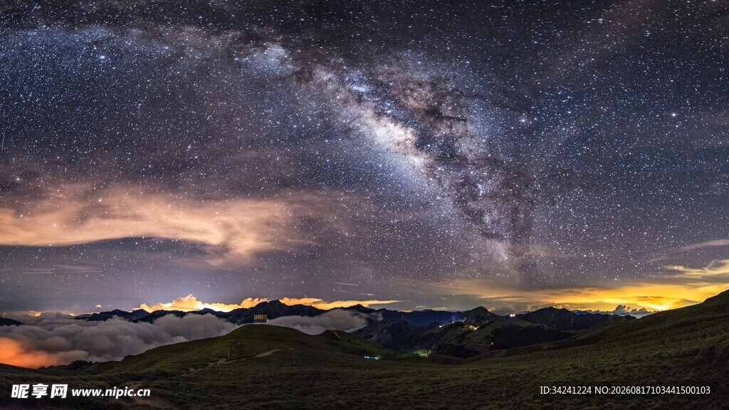 壮丽星空下的山峦夜景