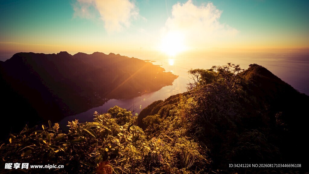日出时分的壮丽山景