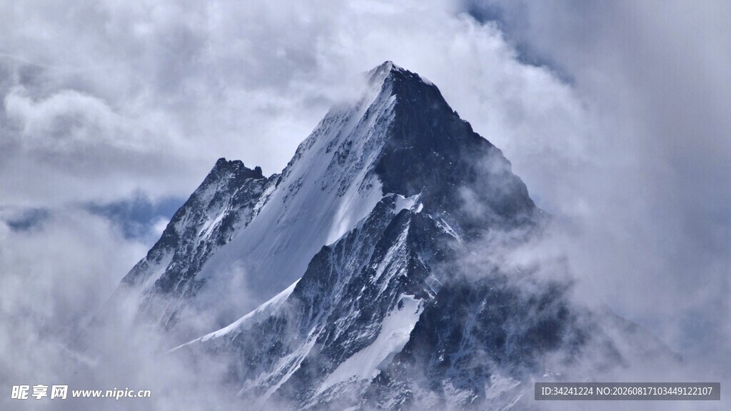 云雾中的巍峨雪山