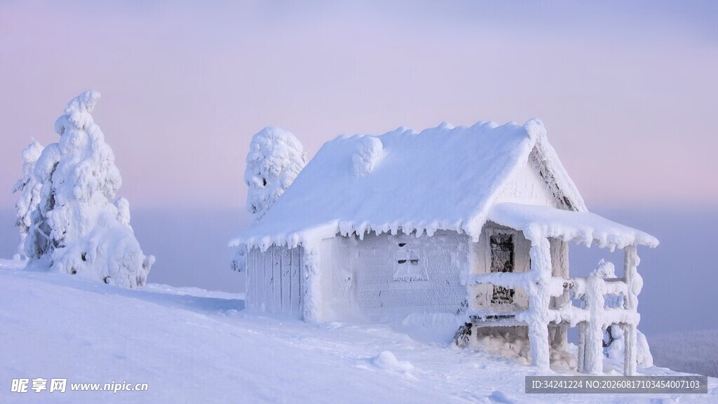 雪覆小屋的梦幻冬日景象