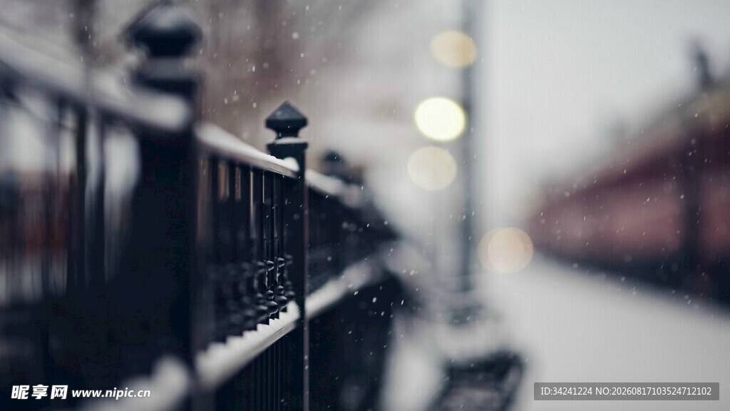 冬日街头积雪的黑色栏杆