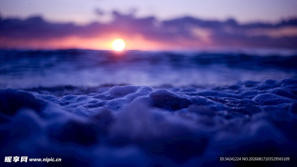 海边日落时的海浪美景