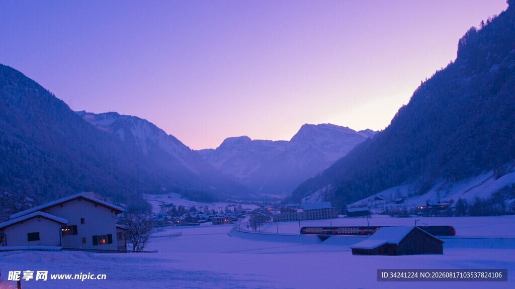 雪覆山谷中的宁静村落