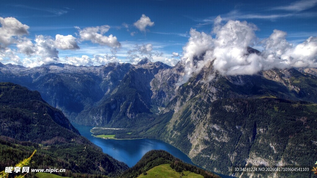 壮丽高山湖泊美景
