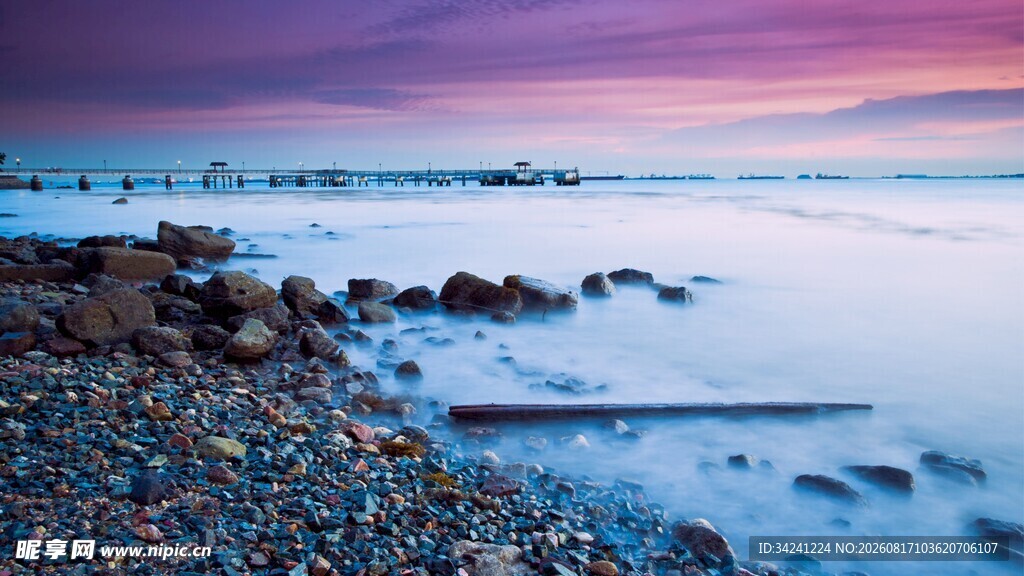 海边黄昏景色礁石与海浪