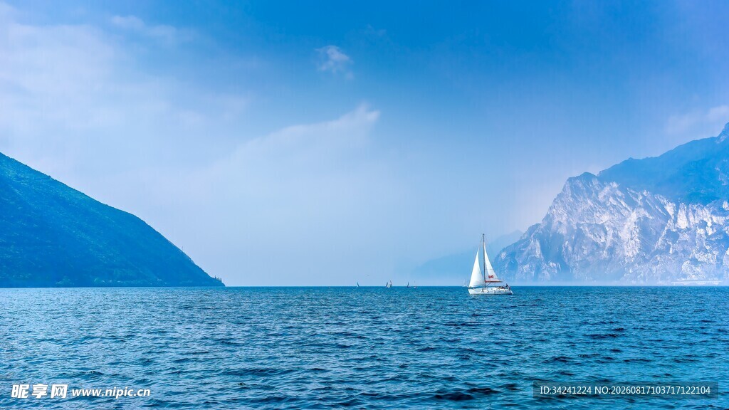 碧海蓝天间的海上白帆