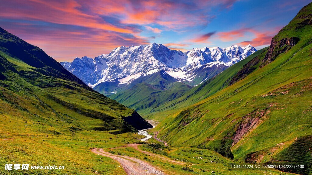 山间美景远观壮丽雪山