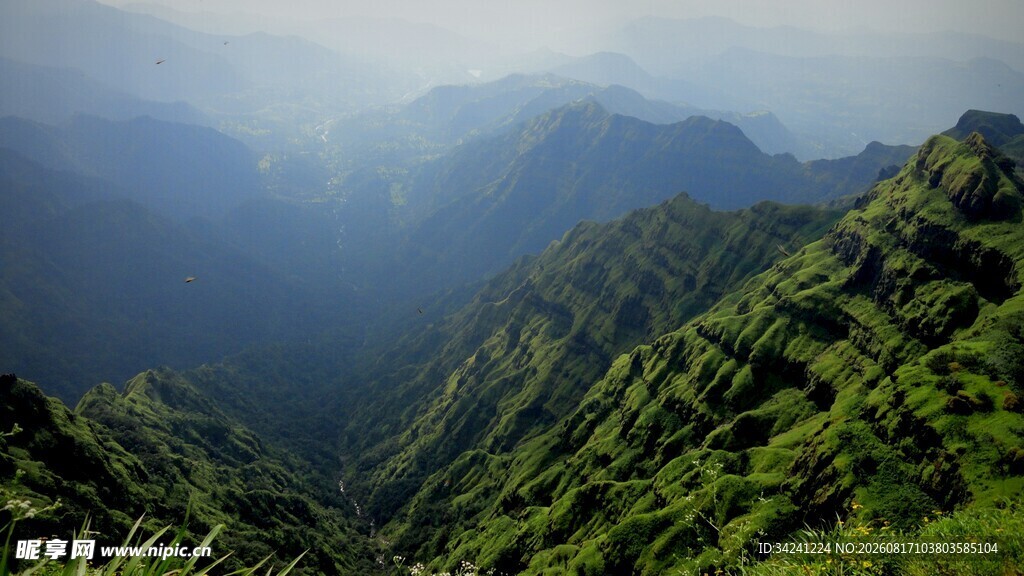 青山连绵的壮丽山间景色