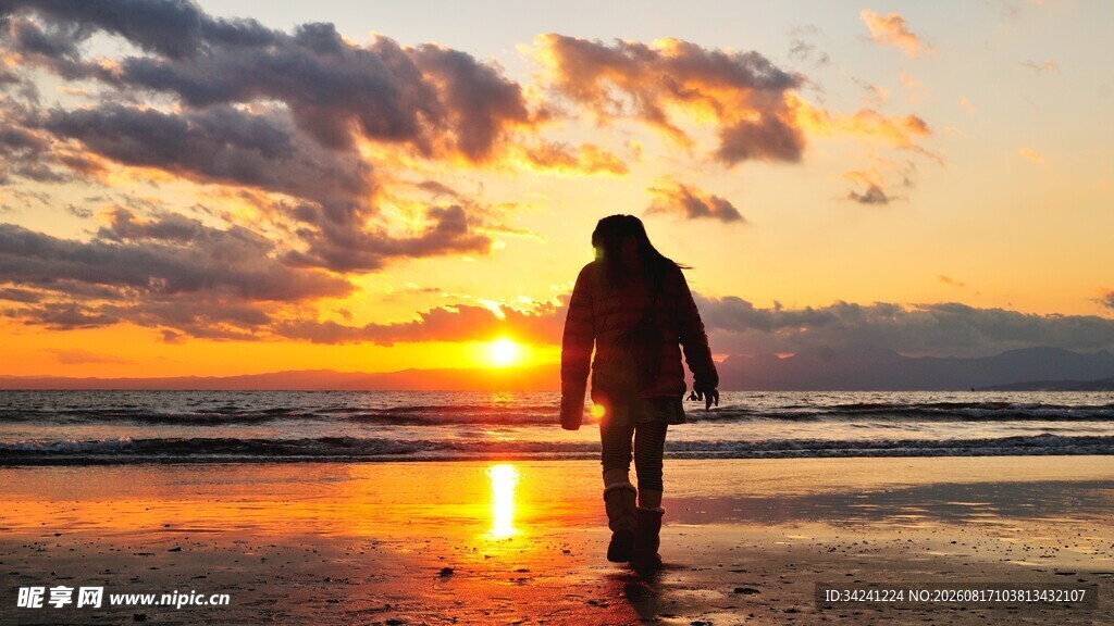 夕阳下海边独行的身影