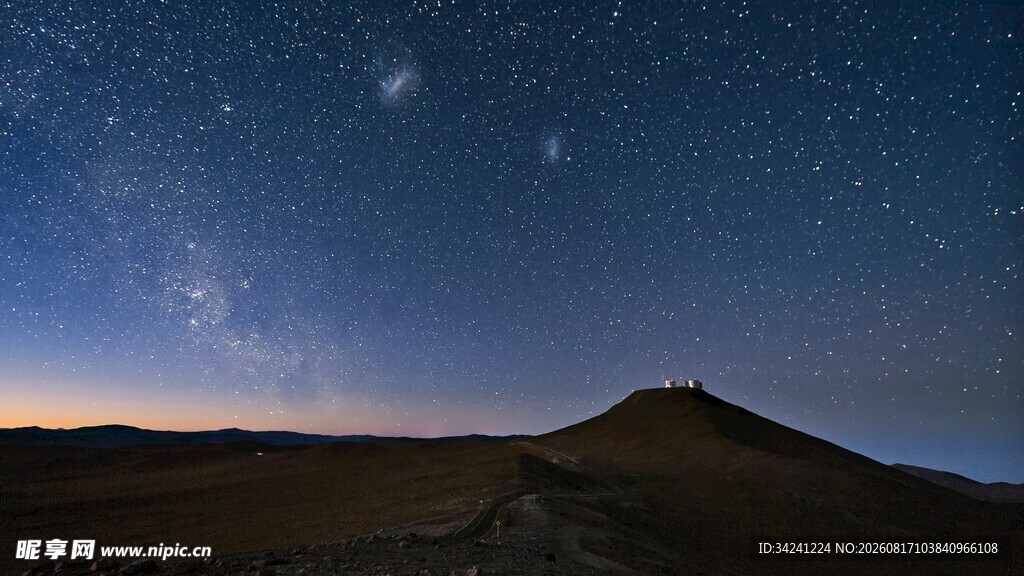 星空下的山峦美景