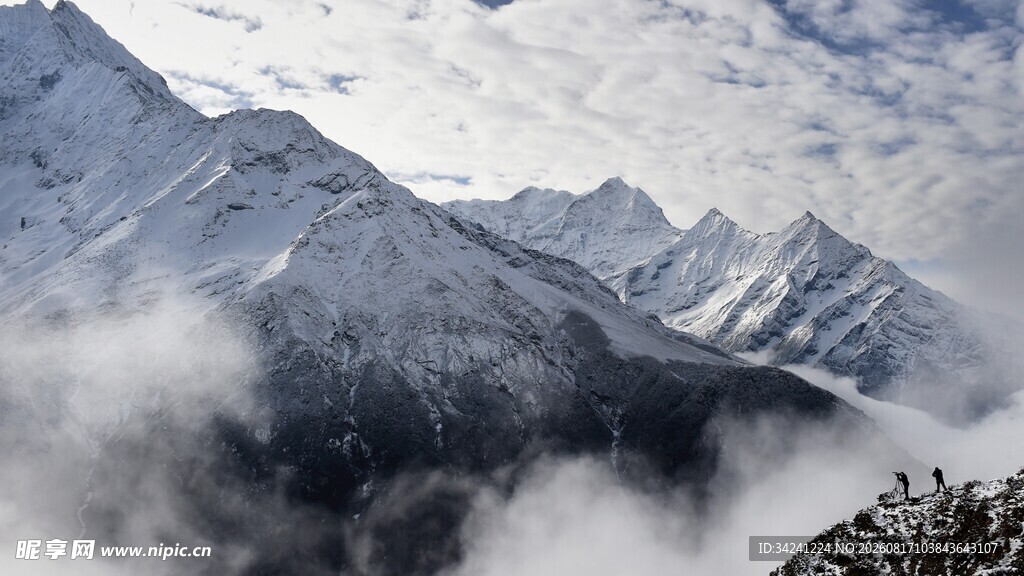 雪山云海壮丽自然景观