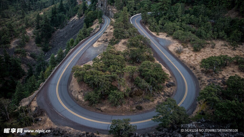蜿蜒山间公路俯瞰美景