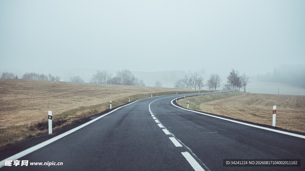 雾中蜿蜒公路景色