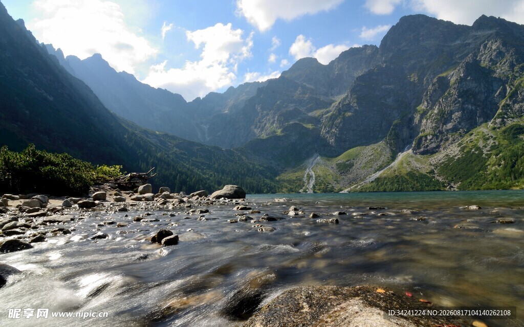 山间溪流旁的壮丽山景