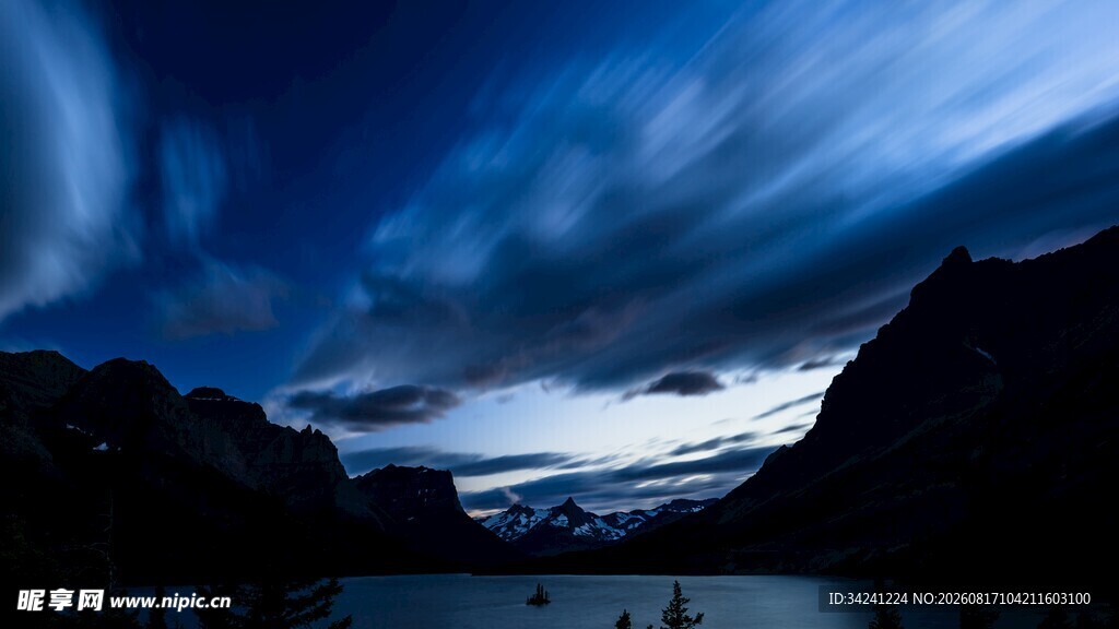 夜幕下的山水静谧景象