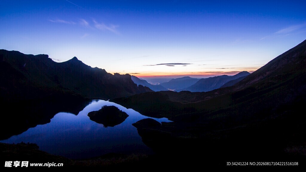 山间静谧湖泊的黄昏美景