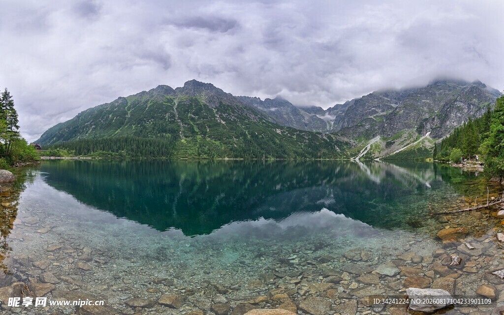 山间静美湖泊风景如画