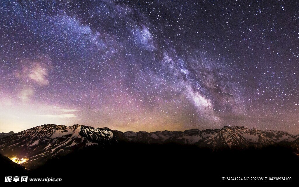 壮丽星空下的山峦夜景