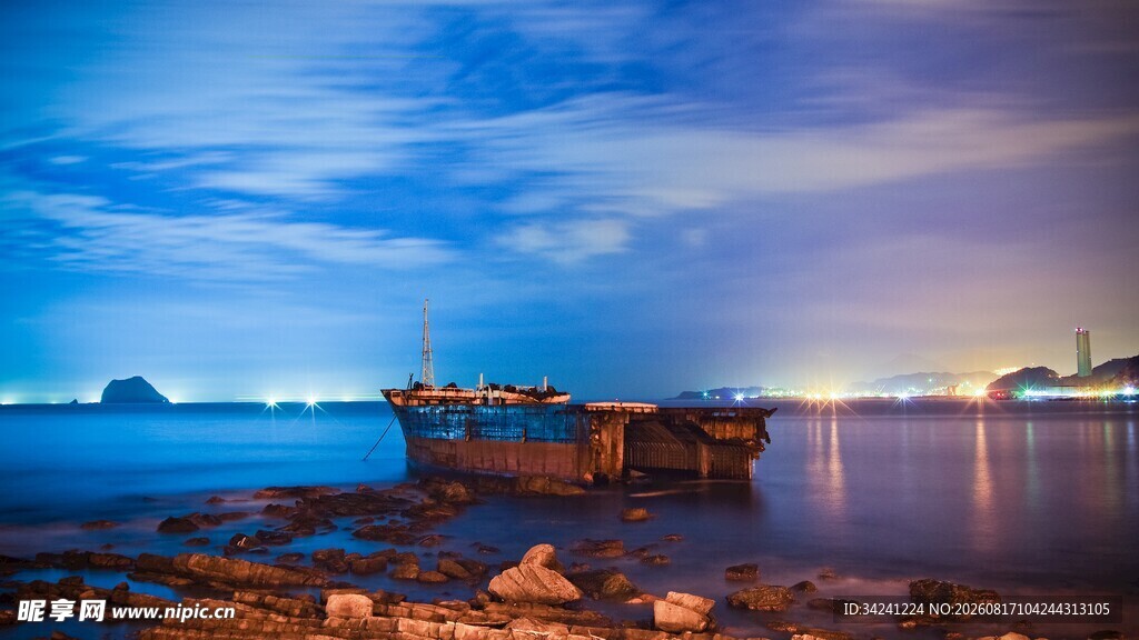 夜幕下的海边船只美景