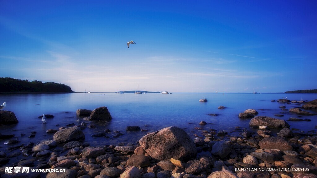 海边岩石与静谧蓝色海景