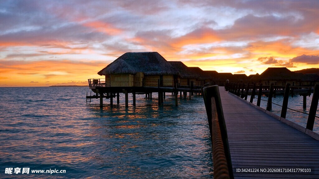 夕阳下的海上木屋美景
