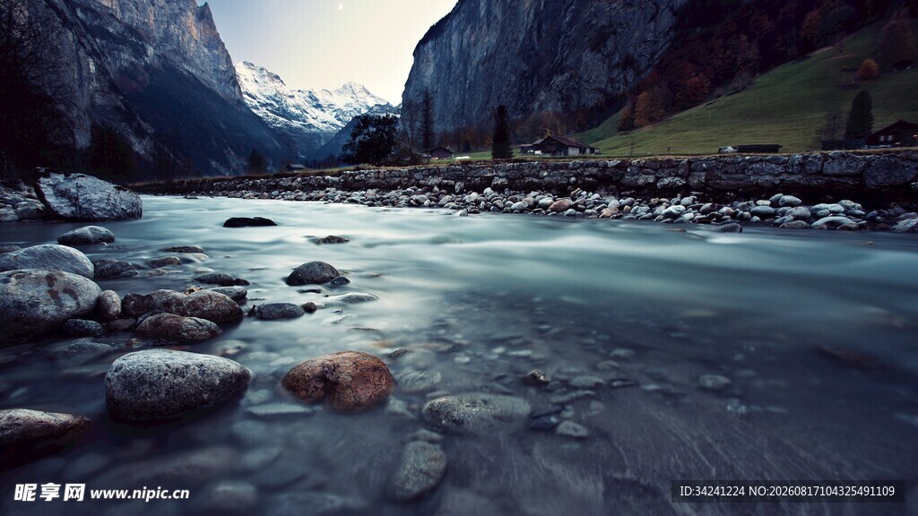 山间溪流静谧自然之景