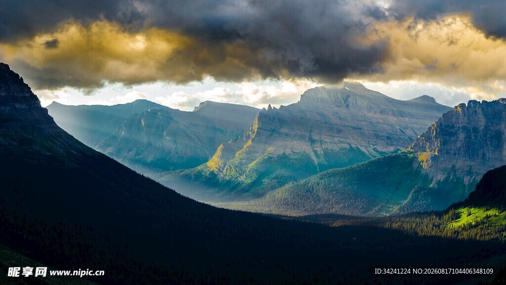壮丽山峦间的光影美景