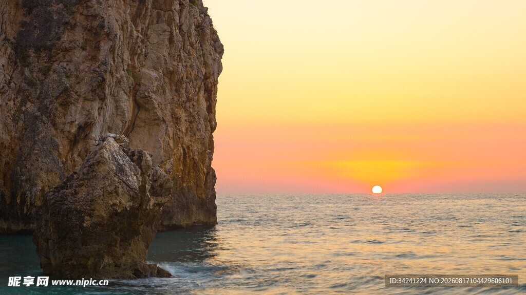 夕阳下的海边悬崖美景