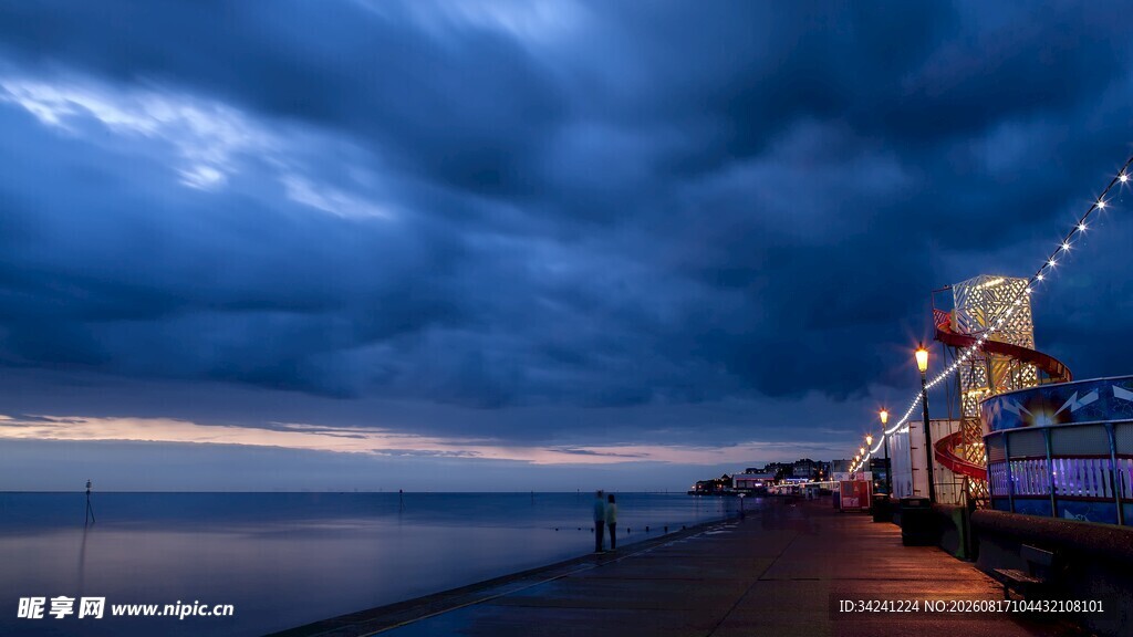 海滨夜景璀璨灯光映苍穹