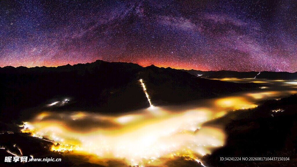 壮丽星空下的绚烂城市夜景