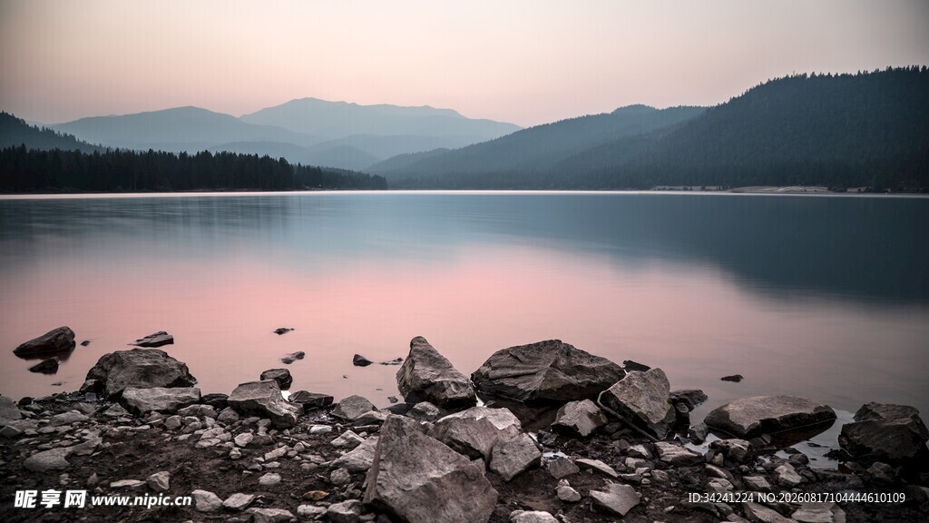湖畔黄昏美景