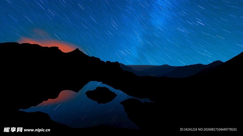 山间星空倒影美景