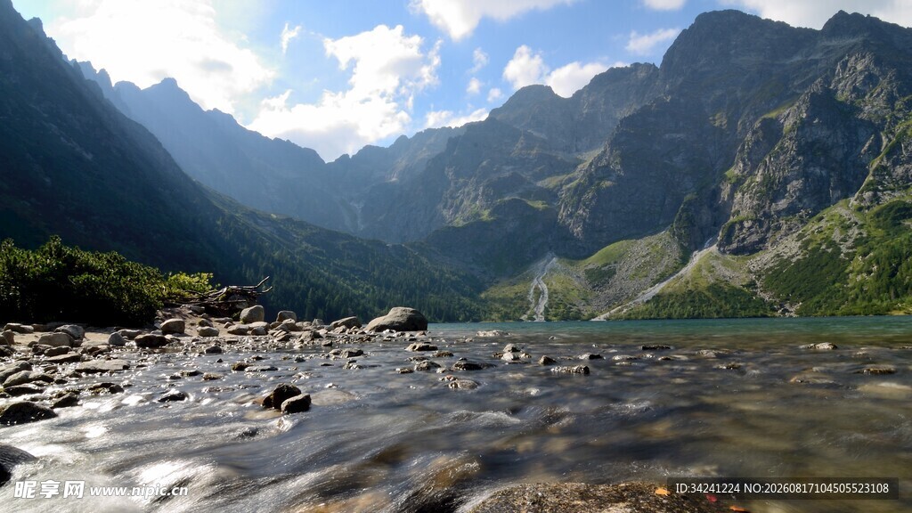 山间溪流旁的壮丽山景