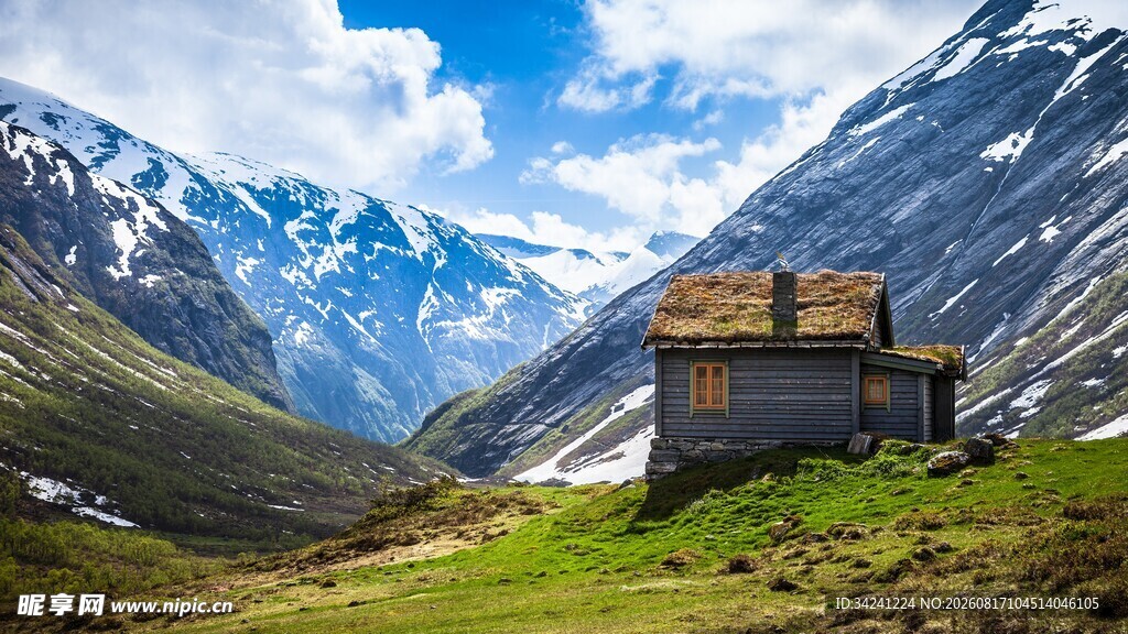 山间小屋邂逅壮丽雪山景