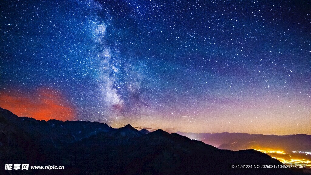 壮丽星空下的山峦美景