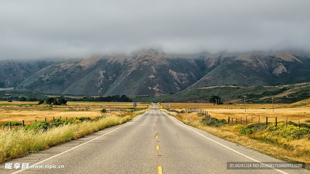公路伸向远方的壮美风景